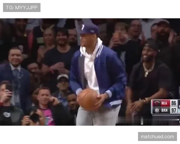 何冰娇训练完直接瘫在场边啃香蕉,这自律和松弛感也太真实了 何冰娇训练完直接瘫在场边啃香蕉,这自律和松弛感也太真实了