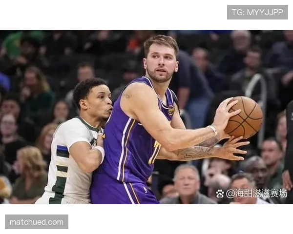 东契奇又在场边啃鸡翅?这哥们儿真把NBA当深夜食堂了 东契奇又在场边啃鸡翅?这哥们儿真把NBA当深夜食堂了