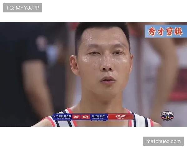 易建联上街排队买早点，名表配塑料袋这反差我笑喷